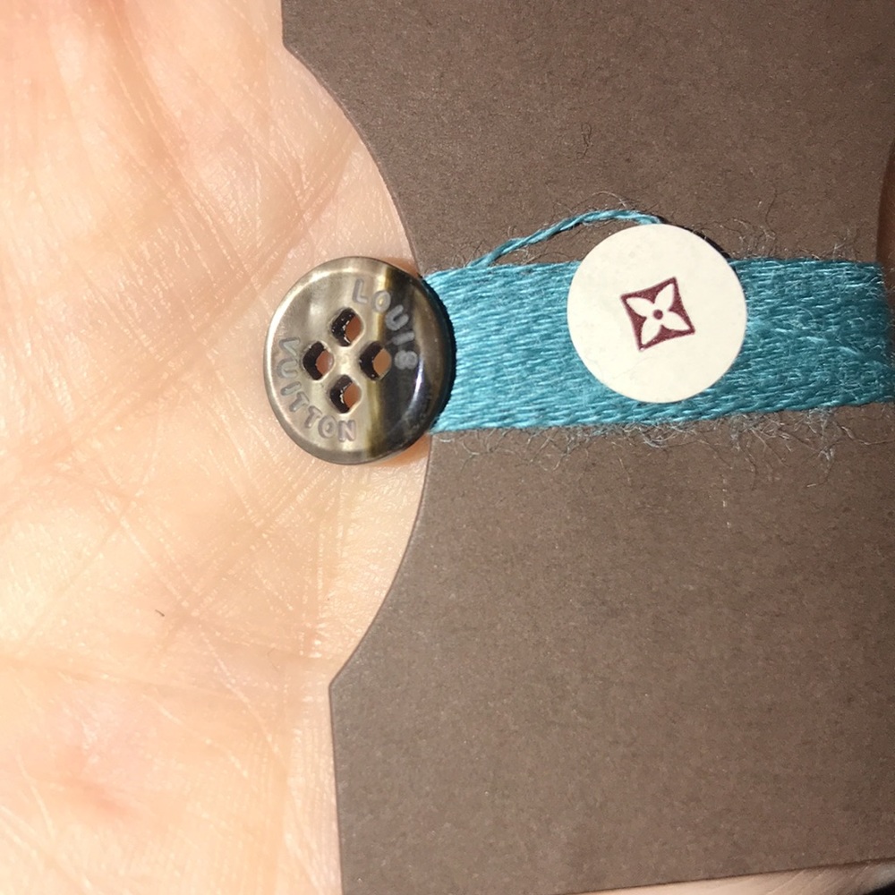 Louis Vuitton Button - Picture 3 of 5
